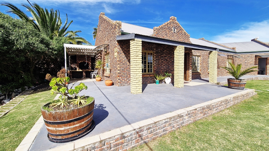 5 Bedroom Property for Sale in Middedorp Western Cape